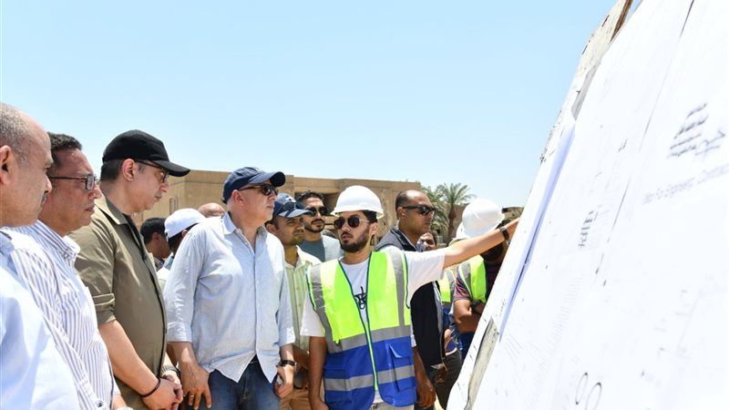 وزير الرى ومحافظ الفيوم أثناء الجولة