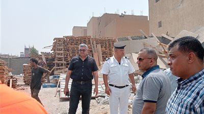 حفاظاً على أرواح المواطنين.. إزالة وإخلاء مخازن مخالفة داخل الكتلة السكنية بالطالبية