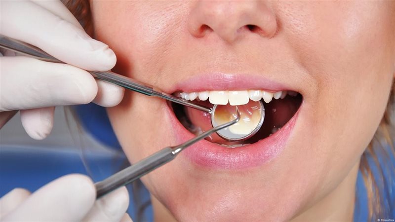عادات يومية تُلحق ضررا بالأسنان