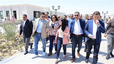 وزير الإسكان يصطحب عددا من الوزراء في جولة بالمدينة التراثية بالعلمين