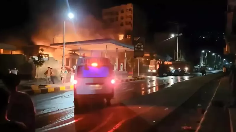 اندلاع النيران في محطة الوقود