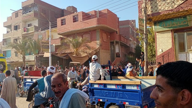 زحام من الاهالي عقب انهيار سقف المدشة علي العمال