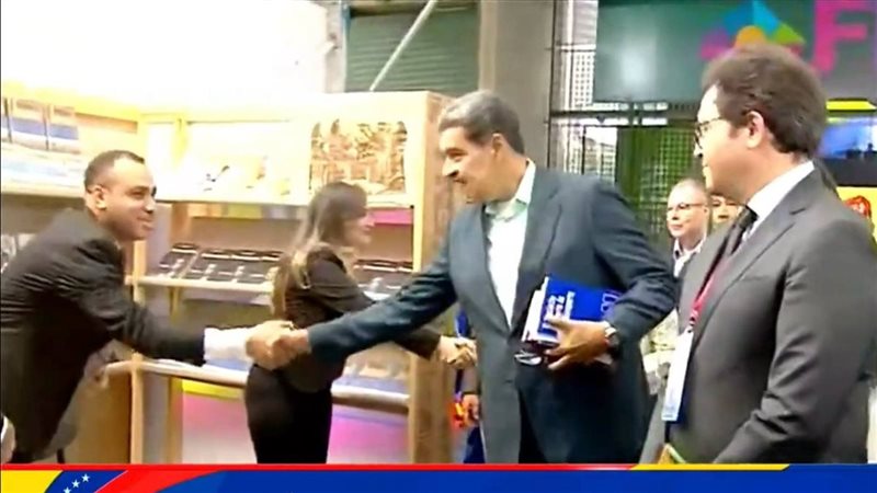 رئيس فنزويلا يزور الجناح المصري في معرض الكتاب 