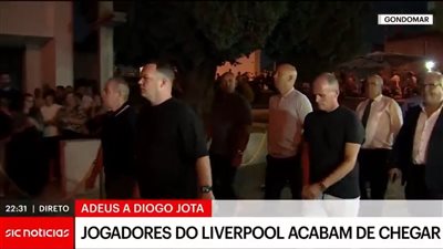 بالدموع والحزن.. أرني سلوت ولاعبو ليفربول يشاركون في جنازة جوتا