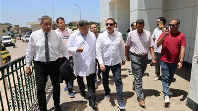 محافظ المنوفية يطمئن على الحالة الصحية لمصابي حادث الطريق الإقليمي بمنشأة القناطر