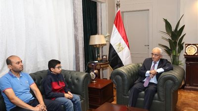 الدولة تدعم النوابغ.. رضا حجازى يستقبل الطالب النابغ يحيى عبد الناصر