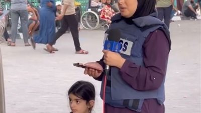شاهد مراسلة فلسطينية تنقل أخبار غزة.. وابنتها تقف إلى جانبها
