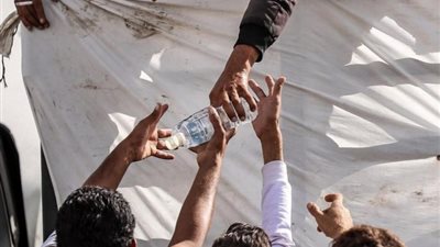مشهد مأساوي.. مواطنون يوزعون زجاجات المياه على النازحين من غزة