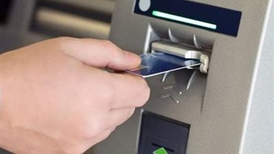«لو الفلوس أو الفيزا اتسحبت».. خطوات استرجاع أموالك والفيزا من اـ ATM