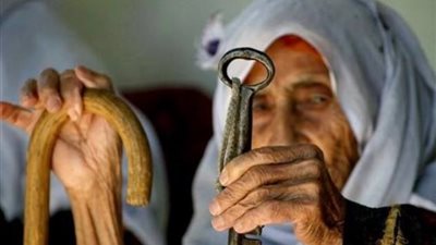 الراية البيضاء ومفتاح العودة أمل الفلسطينيين في السلام والأرض