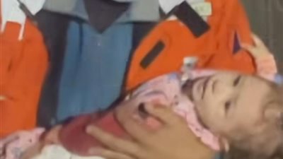 مكتوبلها عمر جديد.. انتشال طفلة فلسطينية من تحت ركام منزلها