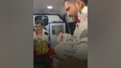 دموعه سبقت ضحكتها .. مسعف فلسطيني ينقذ طفلة