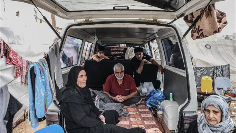 السيارات في غزة تتحول إلى منازل للنازحين