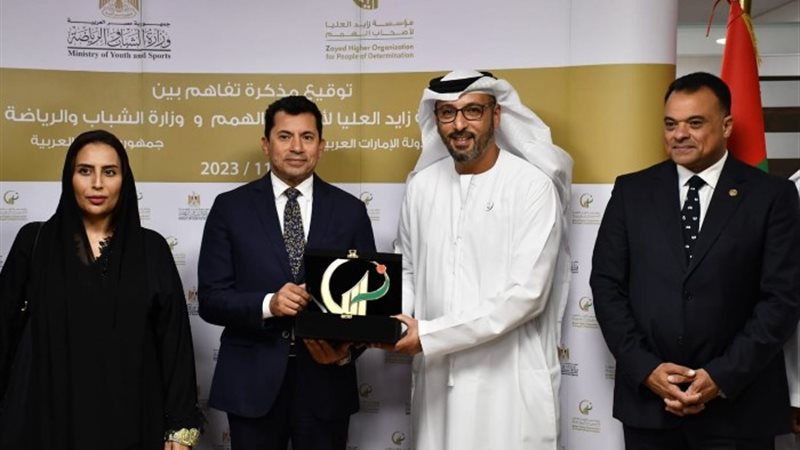 وزير الشباب والرياضه وسفيرة الإمارات