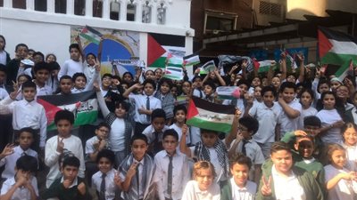 طلاب مدرسة دار التربية ينظمون وقفة احتجاجية تضامناً مع أطفال غزة