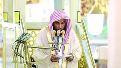 إمام المسجد النبوي ينهار بكاءً في خطبة الجمعة بسبب غزة