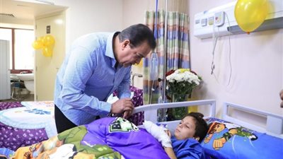 وزير الصحة يطمئن على الطفل الفلسطينى «عبدالله الكحيل» بمعهد ناصر