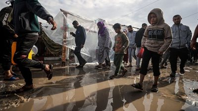 معاناة نازحي غزة.. من القصف والعطش لرحمة المطر