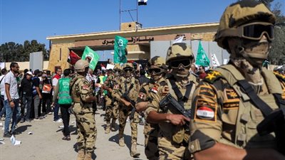 مصر تستقبل 240 من مزودجي الجنسية وتُدخل شاحنتي وقود عبر معبر رفح