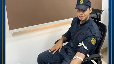 تشجعياً للمواطنين..رجال الشرطة بوزارة الداخلية يتبرعون بالدم