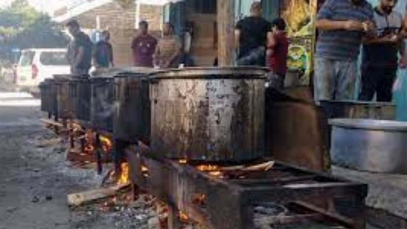 وجبة طعام على الحطب