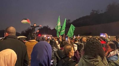 حشود فلسطينية تتوافد على معبر رفح لمتابعة عملية تبادل الأسرى