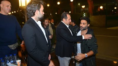 نجوم الفن يقدمون واجب العزاء لشريف رمزي في وفاة شقيقه