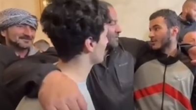 مقيداً بالإسوارة الإلكترونية.. الإفراج عن الطفل الفلسطيني عبد الرحمن الزعل