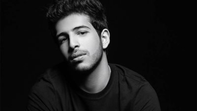 محمود ياسين جونيور يُصاب بكسر في ساقه.. وجدته ووالده يدعون له بالشفاء.. صورة