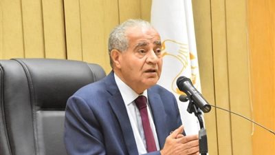 وزير التموين يعتذر على الهواء للمواطنين بسبب أزمة السكر