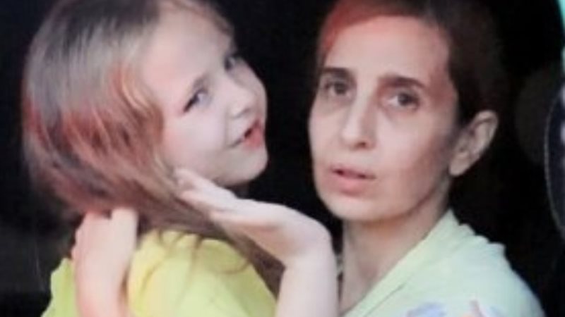 المحتجزة الإسرائيلية “دانيال” مع ابنتها “إميليا”