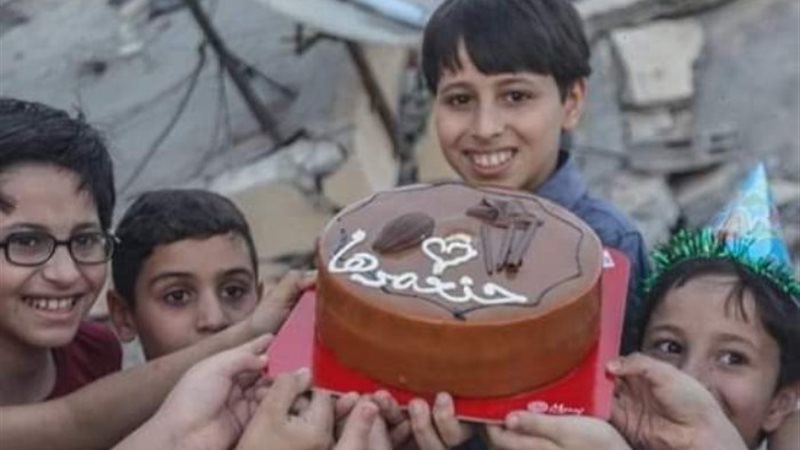 أطفال غزة يرفعون كعكعة