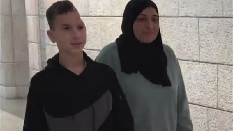 الطفل عبد الرحمن مع والدته