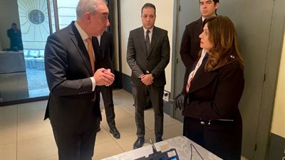 وزيرة الهجرة تتفقد مقر لجنة الاقتراع بالسفارة المصرية في باريس