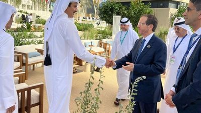 أمير قطر يصافح الرئيس الإسرائيلي على هامش قمة المناخ COP28