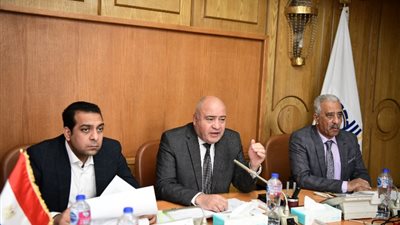 محافظ قنا يوجه بتكثيف الحملات المرورية لإلزام سائقي الأجرة بخطوط السير