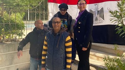 المصريون بمارسيليا يدلون بأصواتهم في الانتخابات حاملين الأعلام