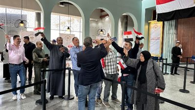 أبناء الجالية المصرية بالإمارات يرددون هتافات «تحيا مصر.. يحيا السيسي»