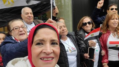 كبار السن يحتشدون أمام اللجان الانتخابية في الخارج.. صور