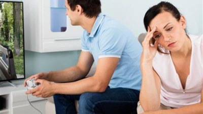 سيدة تطلب الطلاق بسبب إدمان زوجها «البلاي ستيشن».. والمحكمة ترفض