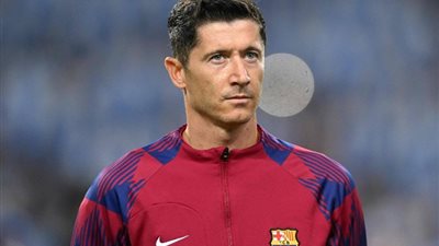 الروبوت «ليفاندوفسكي» يُثير إعجاب مدرب برشلونة