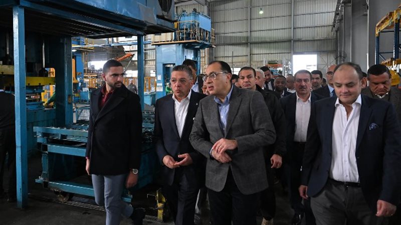 رئيس الوزراء يتفقد صنع شركة 