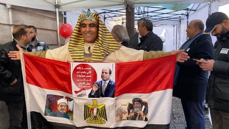 مواطن مصري بالزي الفرعوني