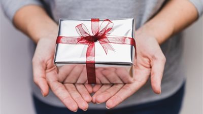 الإفتاء تكشف الفرق بين الهدية والرشوة