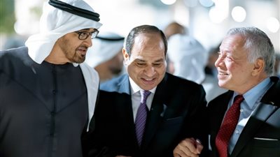 صورة اليوم.. السيسي وبن زايد وعبدالله أشقاء لا حكام