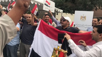 الانتخابات في الإمارات جو تاني.. أغاني وطنية وهتافات تحيط بمقر التصويت