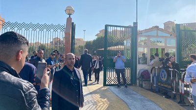 أحمد بدير يصل إلى مكان جنازة الراحل أشرف عبد الغفور