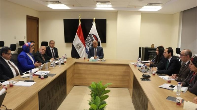 وزير قطاع الأعمال العام خلال الاجتماع