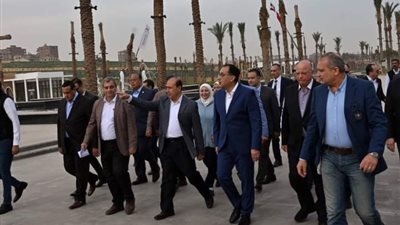 رئيس الوزراء يتابع أعمال المنطقة الاستثمارية والمسرح المكشوف