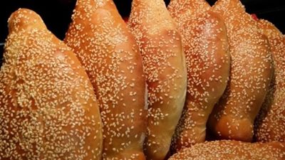 بنتيجة مضمونة ومكونات سهلة.. إليك طريقة عمل خبز بالسمسم